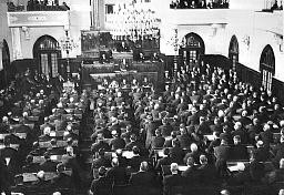 27 Kasım 1929. Türkiye Cumhurbaşkanı Mustafa Kemal Atatürk Ankarada yeni Parlamento binasının kürsüsünde açılış oturumunda milletvekillerine sesleniyor. 